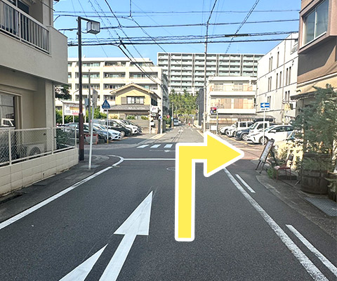 ④坂を降り最初の十字路を右に曲がります